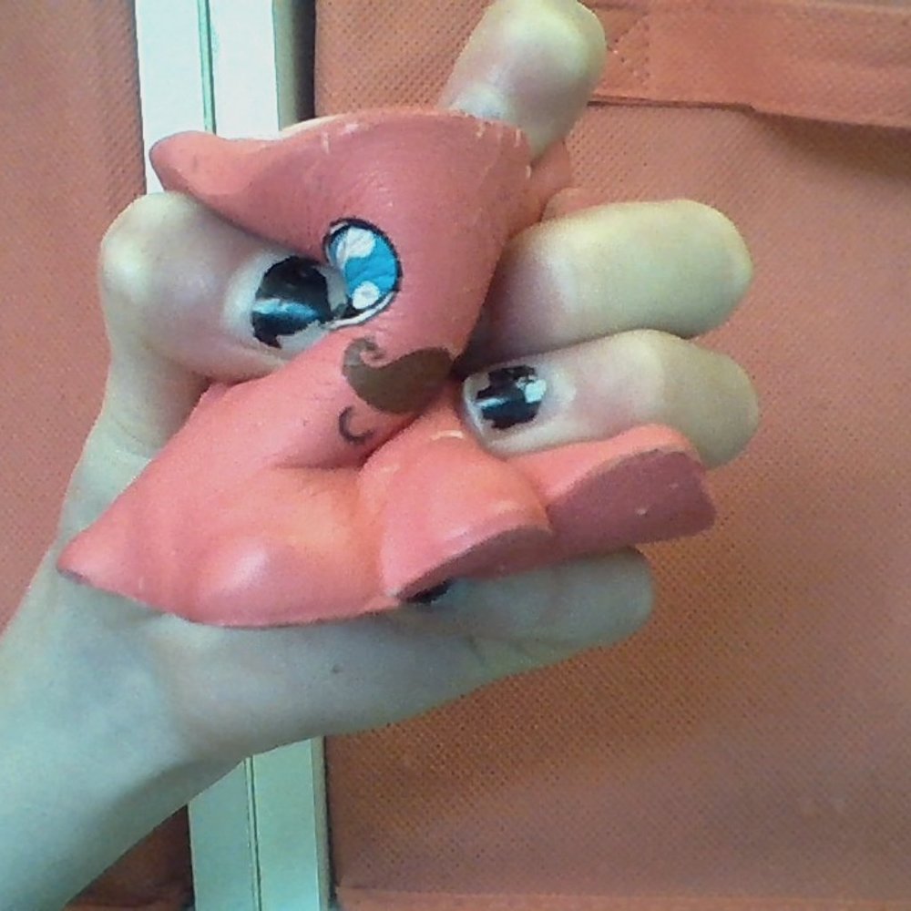MUSTACHE CUTE TREE SQUISH TOY
